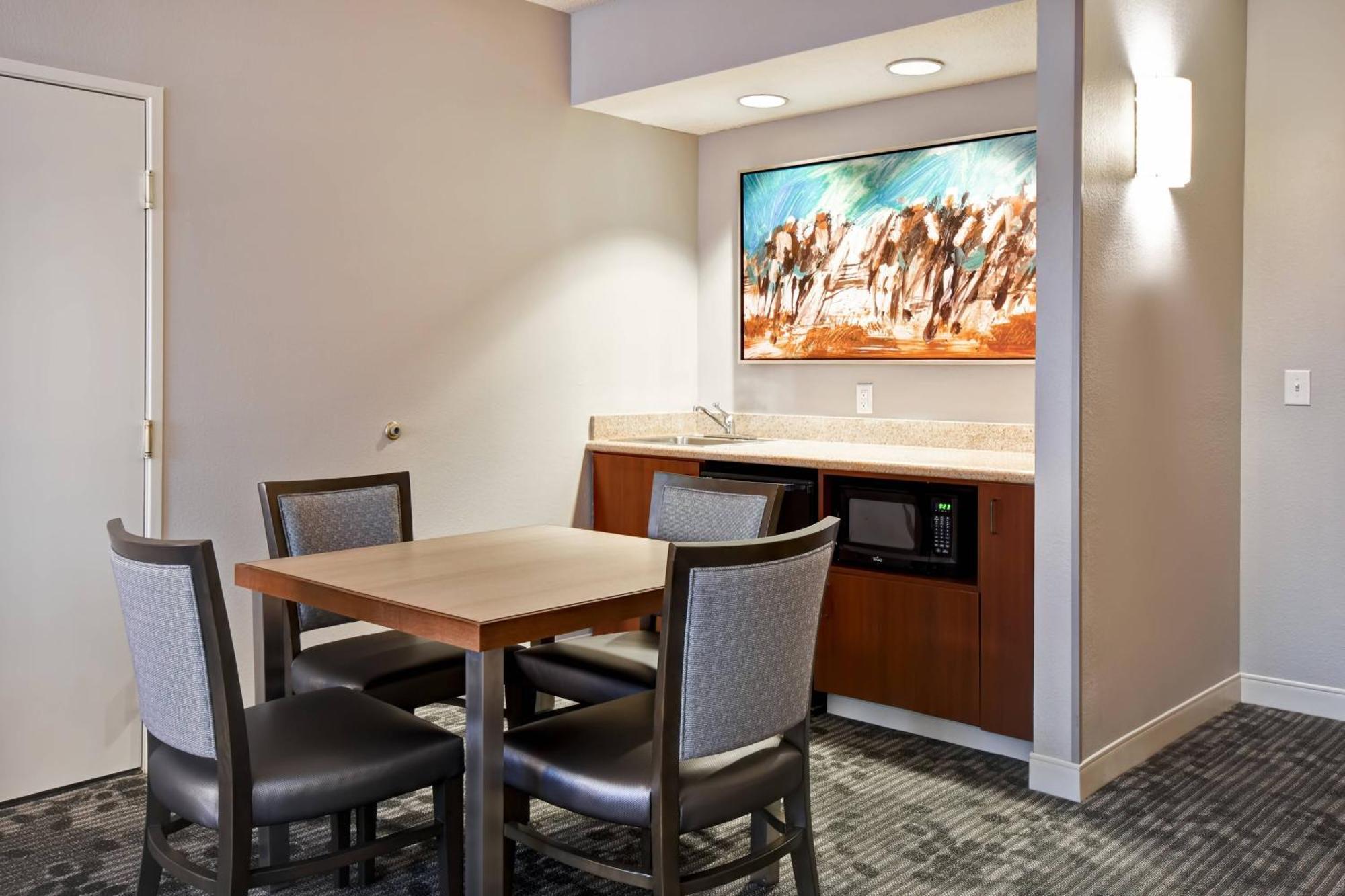 Courtyard Louisville Airport Luaran gambar
